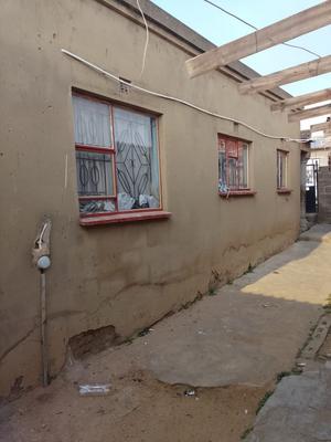 House For Sale in Esiziba, Tembisa