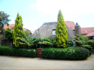 Townhouse For Rent in Weltevreden Park, Roodepoort