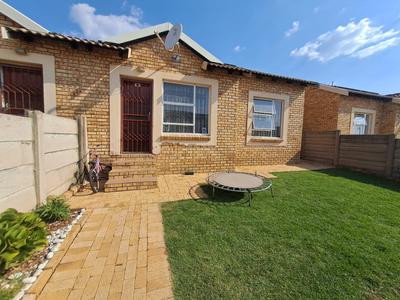 Semi-detached For Sale in Olievenhoutbos, Olievenhoutbos