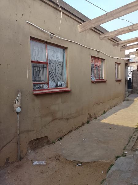 House For Sale in Esiziba, Tembisa